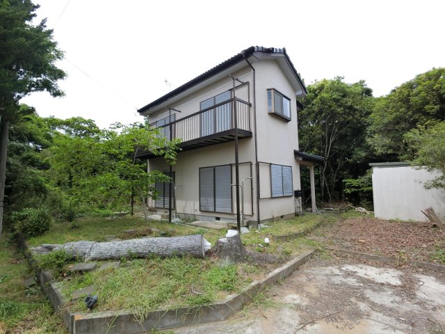 建物外観　外観（伐採した木は撤去します）