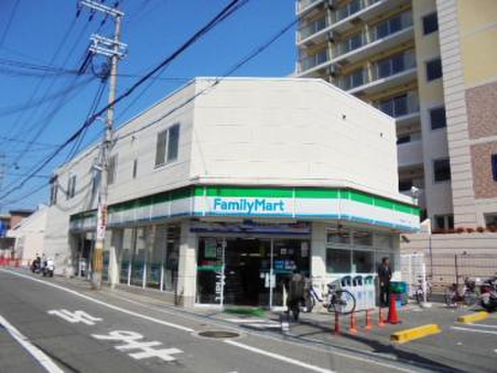コンビニ　ファミリーマート（コンビニ）まで252m