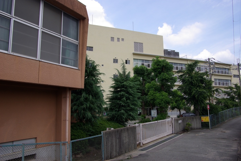 中学校　宝塚市立　南ひばりガ丘中学校（中学校）まで2615m