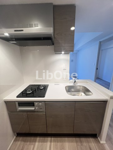 キッチン　※同タイプ別部屋の写真となります（内装の色が異なる場合がござ
