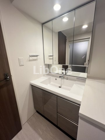 洗面設備　※同タイプ別部屋の写真となります（内装の色が異なる場合がござ