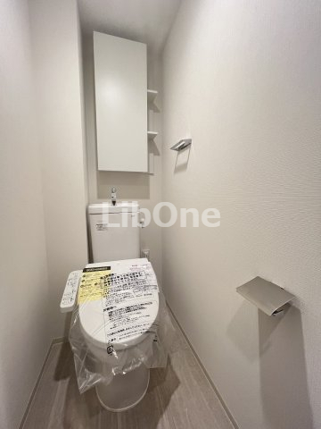 トイレ　※同タイプ別部屋の写真となります（内装の色が異なる場合がござ