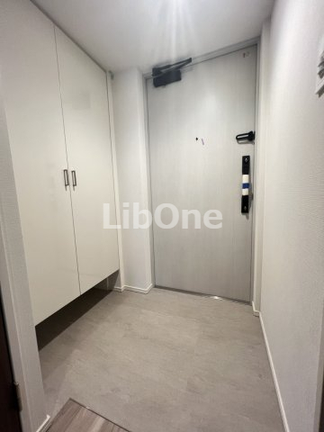 玄関　※同タイプ別部屋の写真となります（内装の色が異なる場合がござ