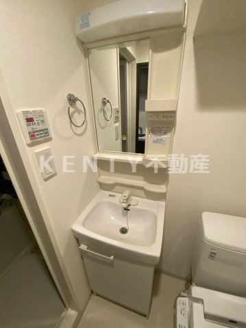 洗面設備　明るい洗面所です