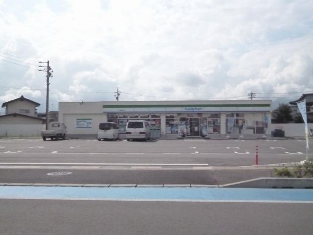 コンビニ　ファミリーマート（コンビニ）まで300m