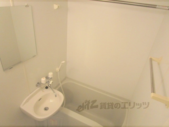レオパレスサントネの風呂写真