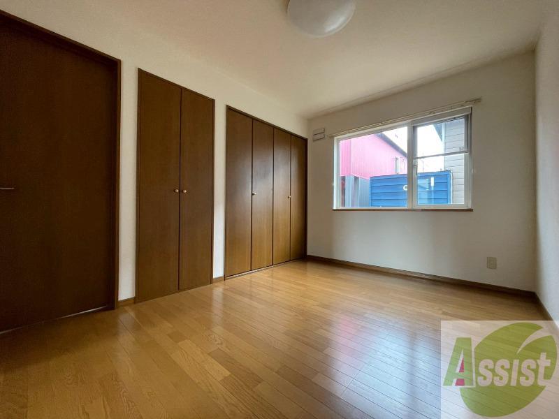 その他部屋・スペース　こちらのお部屋は光が差し込む、温かみのあるお部屋です。