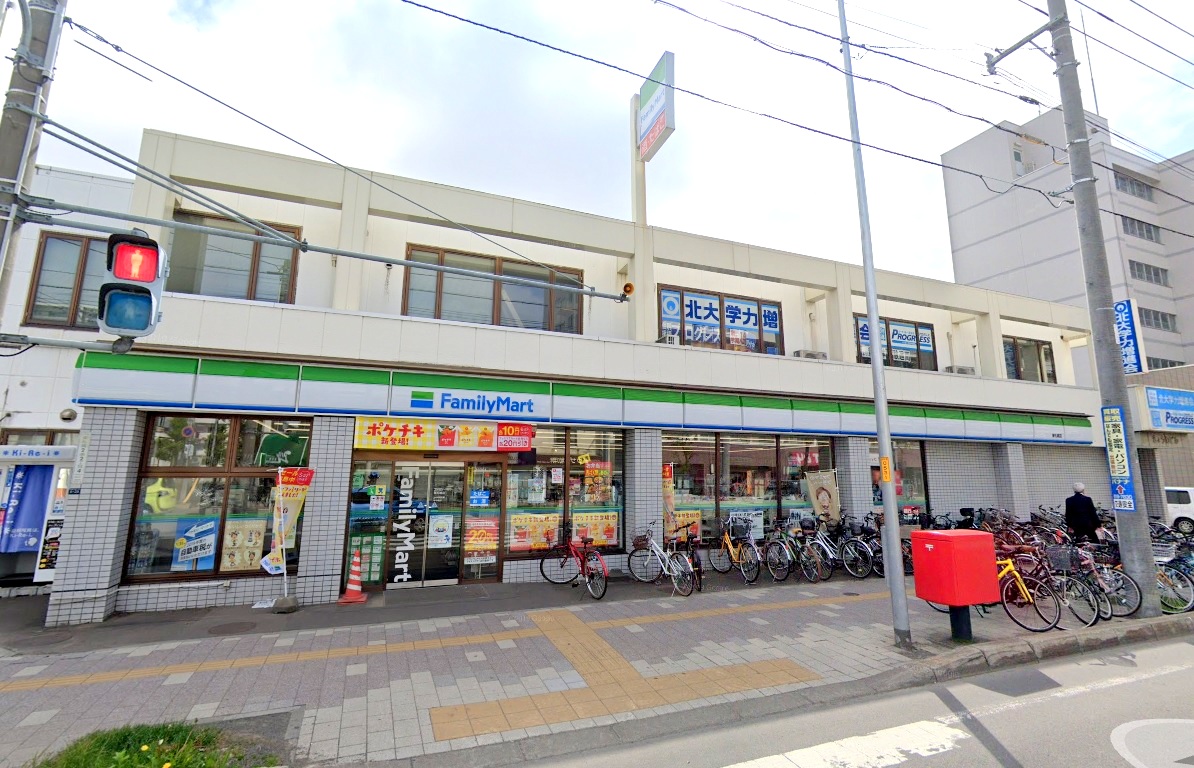 コンビニ　ファミリーマート東札幌店（コンビニ）まで245m