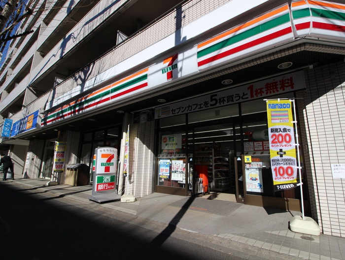 コンビニ　セブンイレブン（コンビニ）まで377m