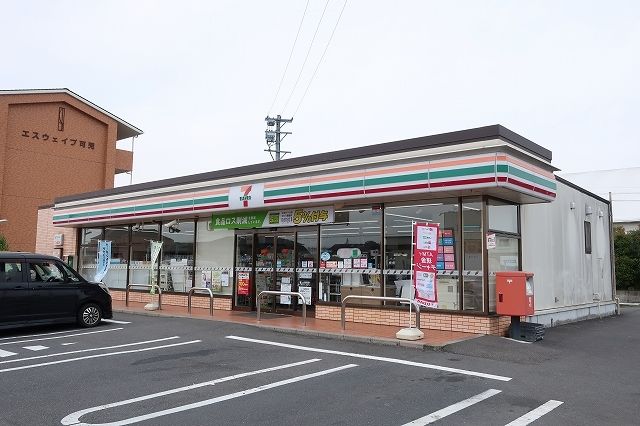 コンビニ　セブンイレブン（コンビニ）まで550m