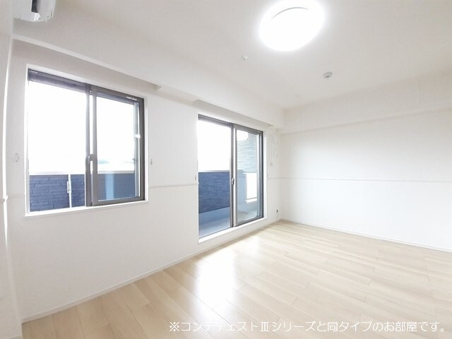 居室・リビング　＊コンテチェストIIIシリーズ同タイプの内装写真です。