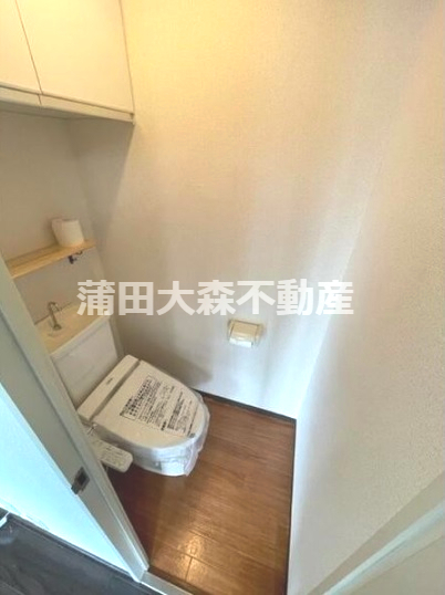 トイレ　棚収納と温水洗浄便座付きのトイレ