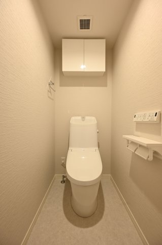 トイレ　温水洗浄機能付き！手洗いと収納もあるのですっきり♪
