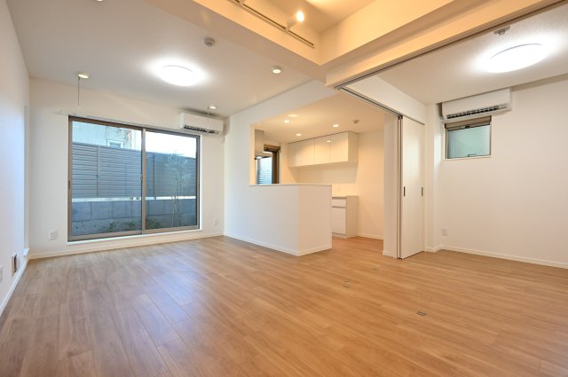 居室・リビング　13.9帖のリビングは広々、南向きで日当たり良好♪