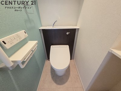 トイレ　温水洗浄便座付きのトイレです♪