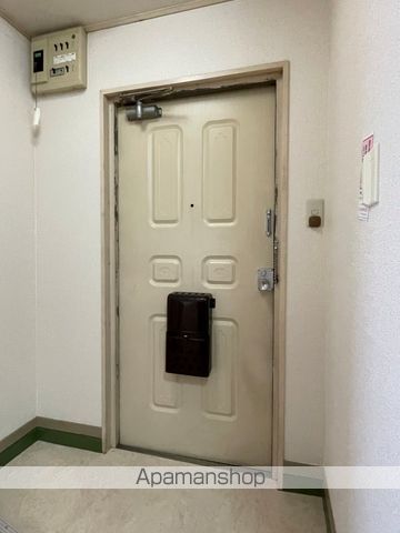 ＪＲ東海道本線 浜松駅 バス乗車時間：20分 最寄りバス停で下車 徒歩3分 3階建 築44年の玄関写真