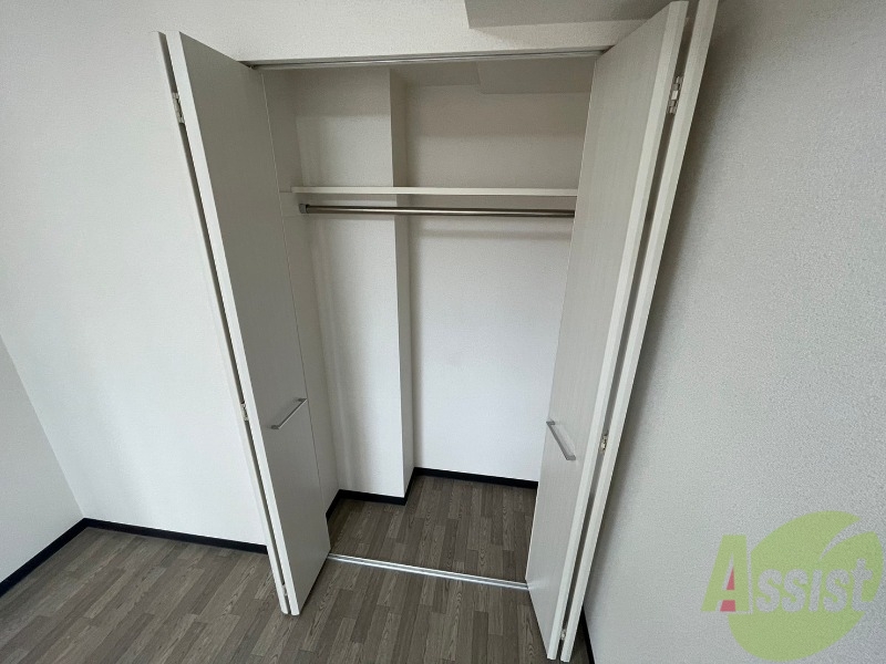 収納　クローゼットを開けてみました。奥行きがありますね。