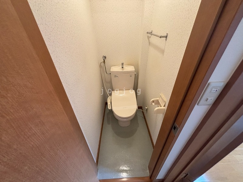 トイレ　嬉しい温水洗浄便座付きのトイレです。