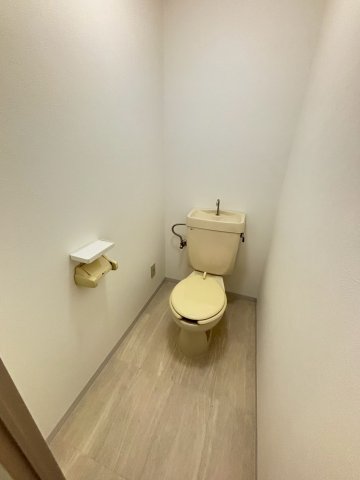 トイレ　別号室の写真です。ご参考までに