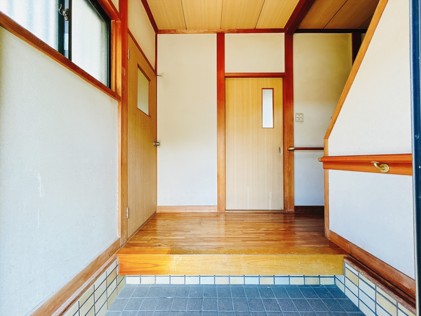 ＪＲ阪和線 和泉砂川駅 徒歩18分 2階建 築40年の玄関写真