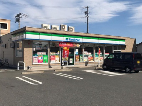 コンビニ　ファミリーマート鈴鹿白子町店（コンビニ）まで384m