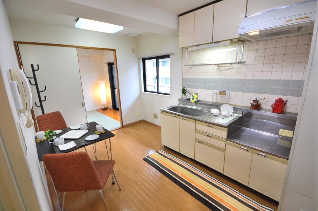 キッチン　写真はイメージです（照明器具・家具・小物は撤去済）
