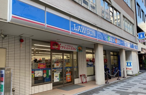 コンビニ　ローソン新宿御苑駅前店（コンビニ）まで221m