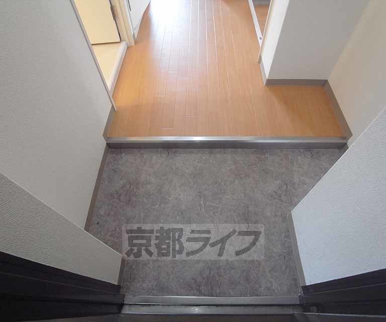 玄関　２０２号室の写真です。