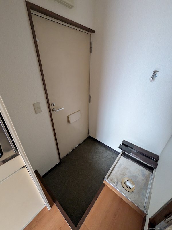 ＪＲ総武線 新小岩駅 徒歩7分 3階建 築32年の玄関写真
