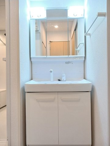 洗面設備　明るい洗面所です