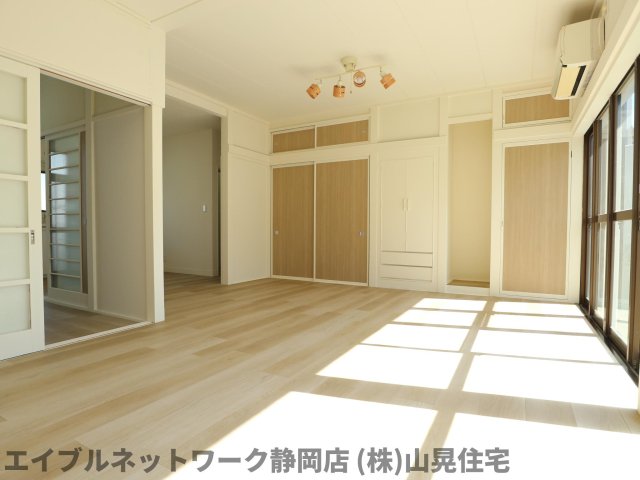 居室・リビング　ゆったり過ごせる居間です