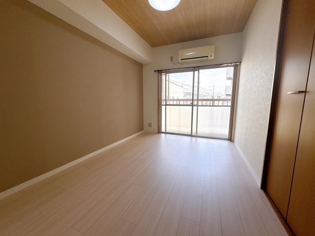 マンションナンバ7の居間写真