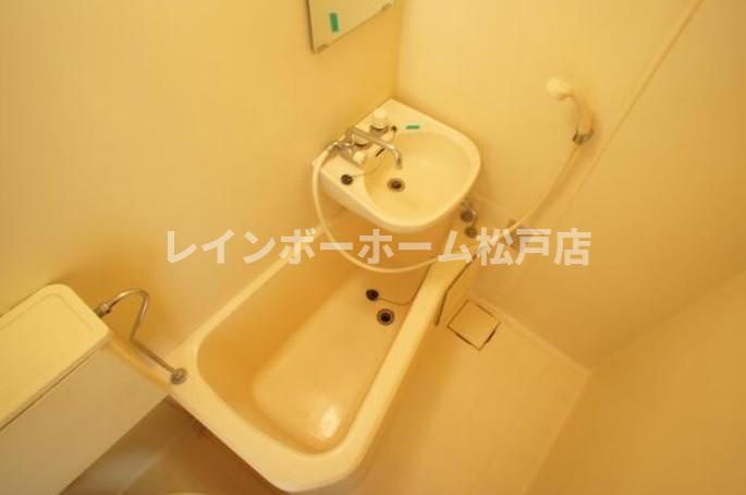 バス・シャワールーム　コンパクトで使いやすいお風呂です