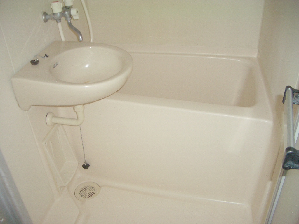 バス・シャワールーム　清潔感あるバスルーム