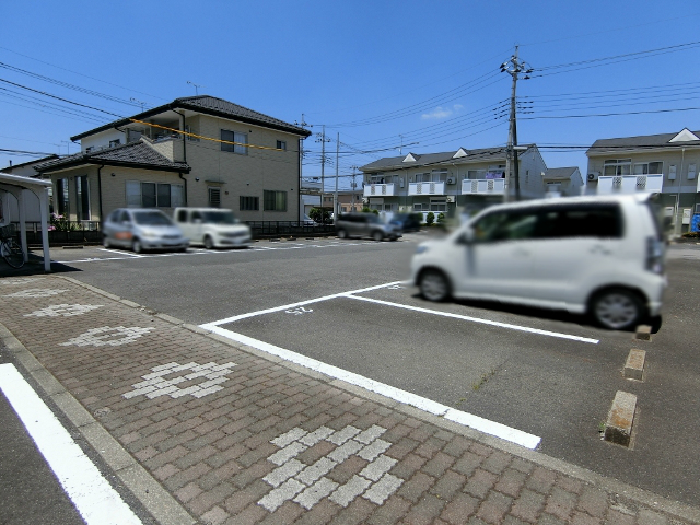 【サンプレイスジョウナン Eの駐車場】