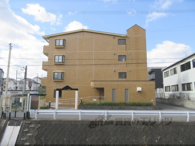 生駒市山崎町のマンションの建物外観