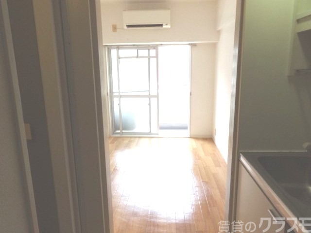 玄関　玄関を開けると・・。