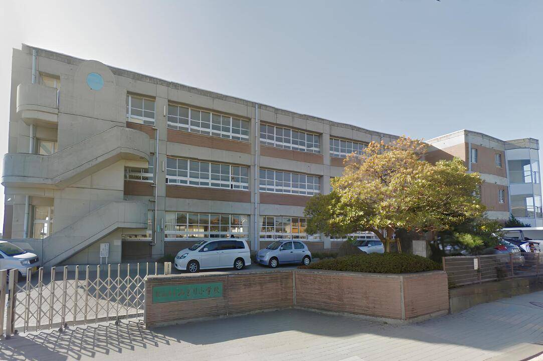 小学校　みどり小学校（小学校）まで640m