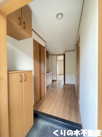 玄関　収納もある玄関です（同タイプのお部屋です。現況を優先します。