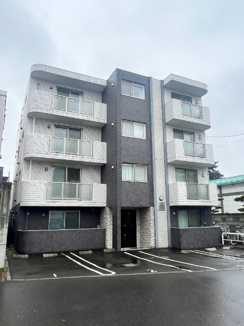 札幌市白石区北郷二条のマンションの建物外観