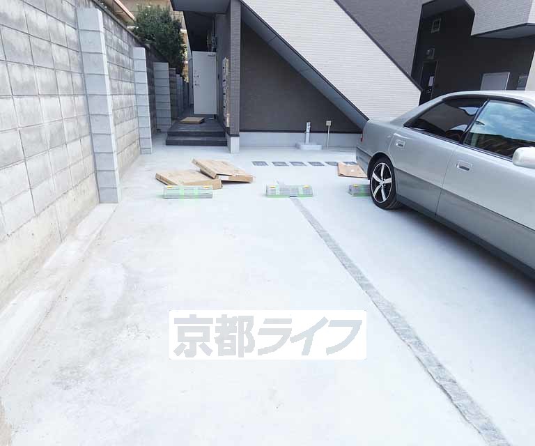 【京都市伏見区深草南蓮池町のアパートの駐車場】