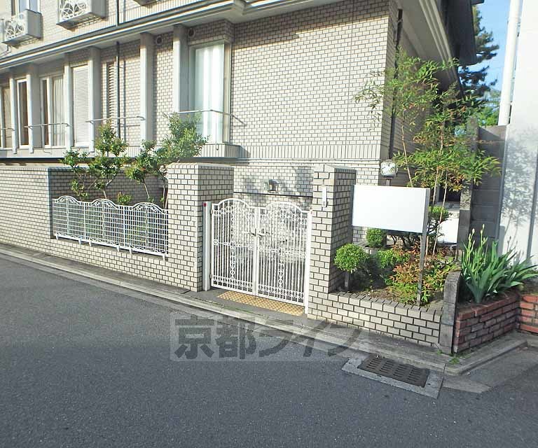 【京都市上京区青龍町のマンションのエントランス】