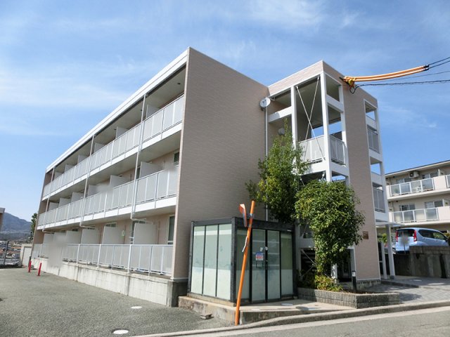 【レオパレス多田４の建物外観】