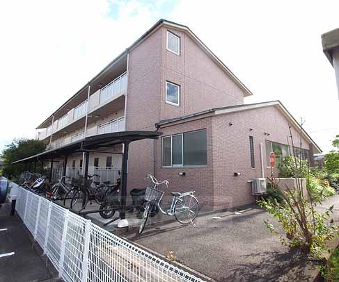 京田辺市三山木西ノ河原のマンションの建物外観