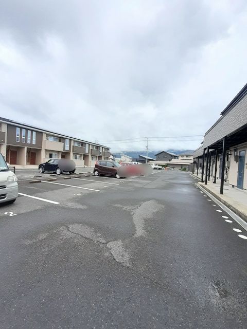 【防府市勝間のアパートの駐車場】