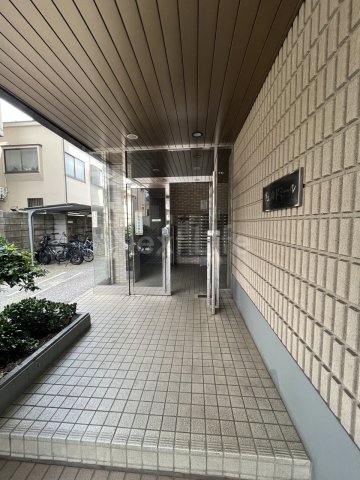 【川崎市川崎区池上新町のマンションのエントランス】