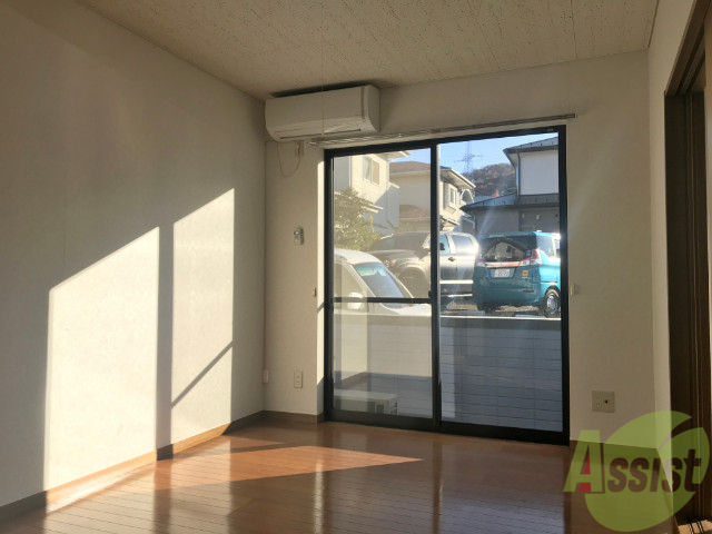 居室・リビング　大きな窓から日差しが入り明るいお部屋になってますよ。