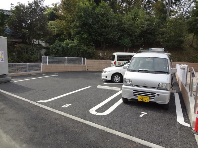 【八王子市宇津木町のアパートの駐車場】