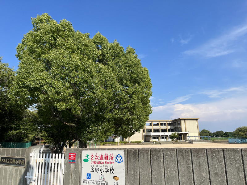 【オリーブハイツ志染駅前の小学校】