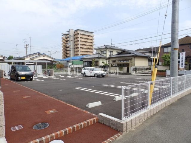 【松山市清住のアパートの駐車場】